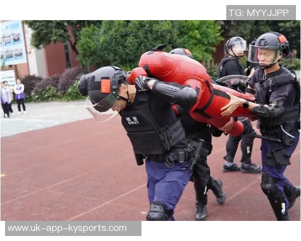 足球抢截球技巧解析提升防守能力的关键要素与实战应用